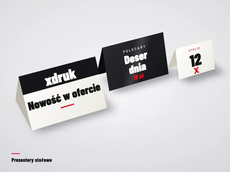 Trójkątny prezenter stołowy z menu deserów na stoliku w kawiarni