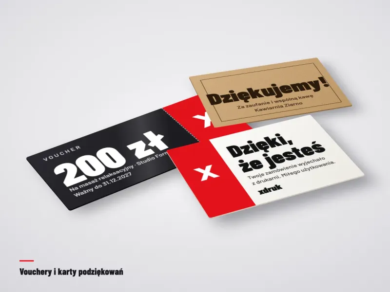 Voucher podarunkowy 150×150 mm leżący obok paczki z kokardą