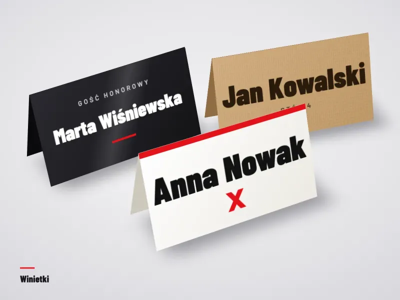 Składana winietka z imieniem gościa postawiona przy nakryciu na stole weselnym