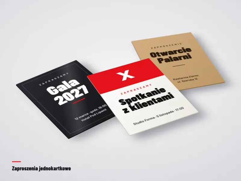 Zaproszenia jednokartkowe w kilku formatach ułożone na stole obok koperty