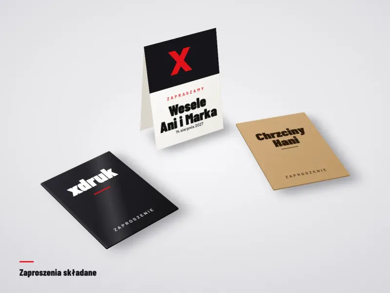 Zaproszenia składane z okładką i otwartym wnętrzem na jasnym blacie